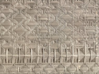 Güzel el dokumasının, sentetik rattan dokusunun doğal kahverengi renklerle, elmas desenli fotoğrafını yakın çekim. Hasır sanatı ya da rattan dokuma sanatı pek çok şekilde şekillenmiştir. Kusursuz doku.