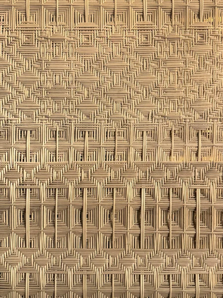 Elmas dokuma şekilli koyu kahverengi sentetik rattan yakın çekim. Rattan el sanatları ve açık hava tropikal ev ekranları için uygundur. Kusursuz arkaplan dokusu.