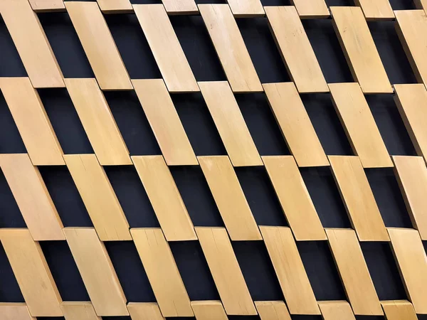 Siyah arka planlı paralel kenar şeklinde ahşap duvar panelini kapat. Duvar paneli dekorasyonu için uygun. Kusursuz arkaplan dokusu.