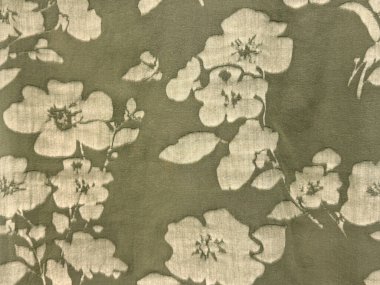 Rastgele çiçek şekilli yeşil kumaşı kapat. Giysiler, döşemeler ve duvar kağıtları için uygun çiçek kumaşı. Kusursuz arkaplan dokusu.
