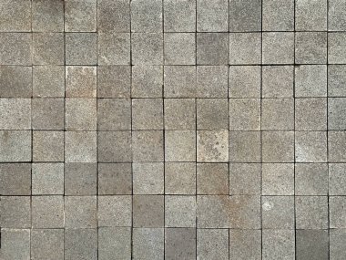 Kare gri kaldırım taşları rastgele gölgeli ve pürüzlü. Dış bahçe döşemesi için uygun. Kusursuz arkaplan dokusu.