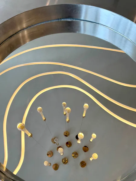 Kıvrımlı tavanı, masa aynasının yansımasından görünen konteynır ışıkları tasarımı ile kapatın. İyi ve yaratıcı iç tasarım konsepti.