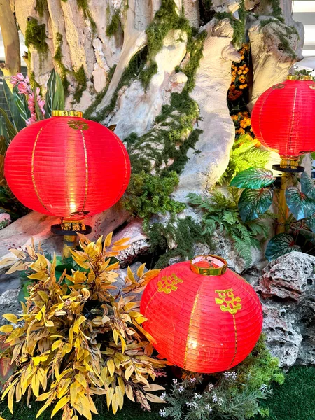 Aydınlatılmış kırmızı fener, oryantal bonsai ağaçları, dev altın sikkeler ve çalılarla Çin yeni yıl süslemeleri. Çince karakter Fu Means Blessing 'i heceler. Mutlu Çin Yeni Yılı