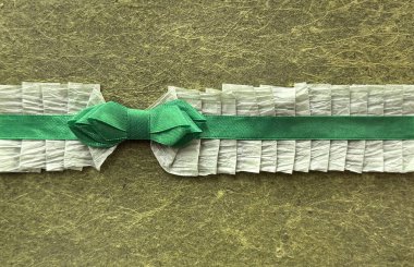 Yeşil dekoratif kurdele dantelli, yeşil grunge mermer kaplamalı. Hediye paketi, hediye kutusu, fon ve duvar kağıdı için uygun. Kusursuz arkaplan dokusu.