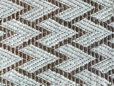 Sembol deseninde beyaz ve kahverengi sembol kumaşlarını kapatın. Kumaş, duvar kağıdı ve grafik arkaplan için uygun. Kusursuz arkaplan dokusu