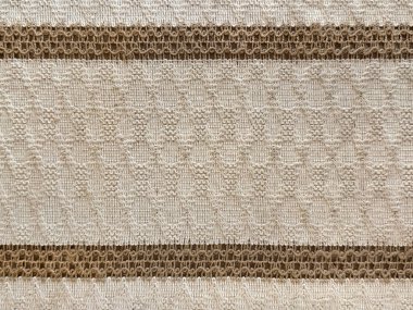 Yatay kemerli dekoratif kumaş kumaşı ve kahverengi ve bej renkli çizgileri kapatın. Kumaş üzerine süs danteli, soyut dikiş desenli. Tablo çalıştırıcı için, kusursuz arkaplan dokusu.