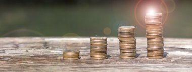 Finans ve para kavramı, para sikke yığını büyüyen grafik
