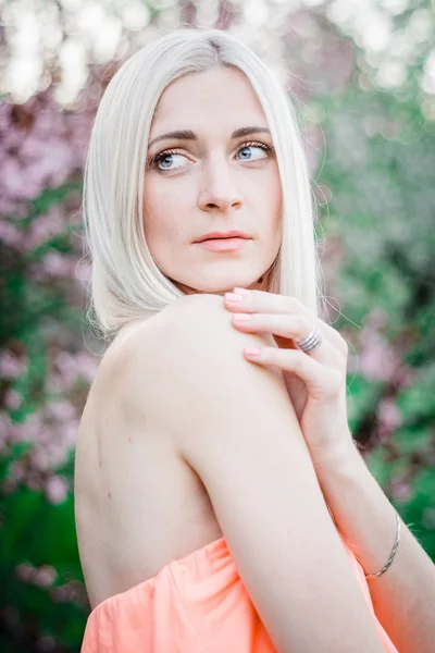 Beyaz saçlı kadın