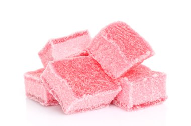 Beyaz bir arka plan üzerinde pembe şekerlenmiş meyve jöle