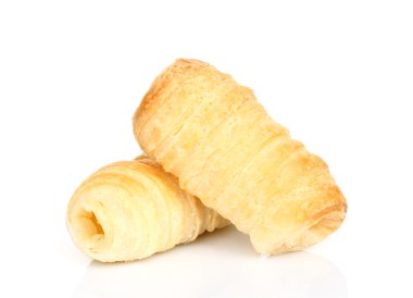 Beyaz arka plan üzerinde tatlı krema ile Kruvasan