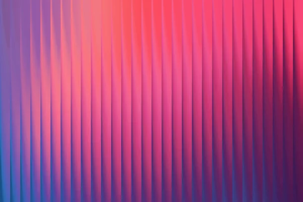Pembe, mor ve mavi tonlarında dikey çizgileri olan canlı ve soyut bir arkaplan, değişken bir etkiye sahip modern ve renkli bir doku yaratıyor.