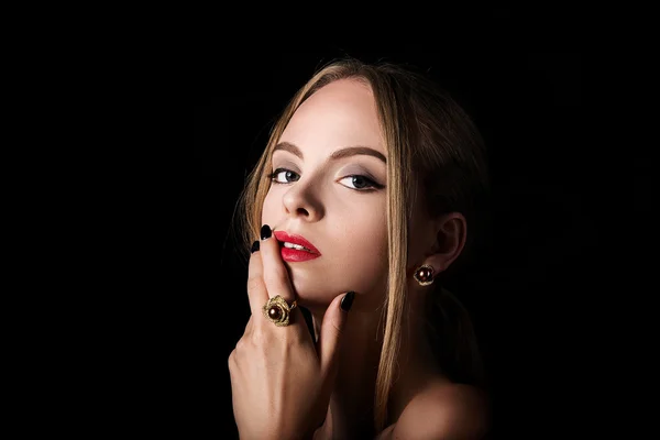 Retrato de beleza de menina loira com jóias no fundo preto — Fotografia de Stock