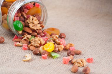 kavanozdan dökülen fındık