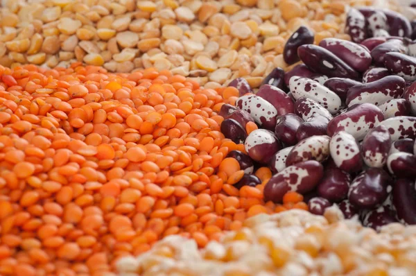 çok renkli slaytları fasulye, bezelye, nohut ve bir kaşık Mısır