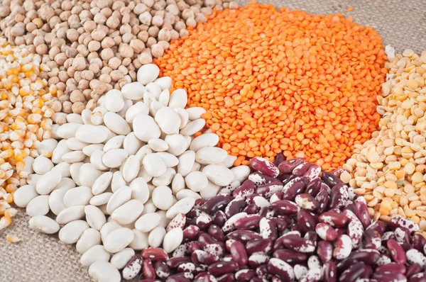 çok renkli slaytları fasulye, bezelye, nohut ve bir kaşık Mısır