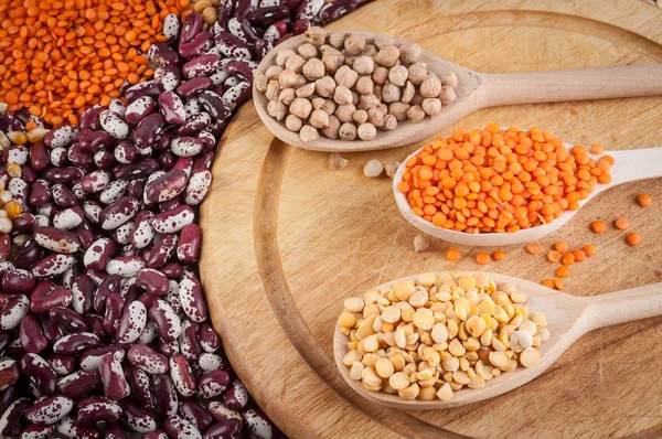 çok renkli slaytları fasulye, bezelye, nohut ve bir kaşık Mısır