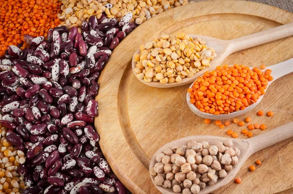 çok renkli slaytları fasulye, bezelye, nohut ve bir kaşık Mısır