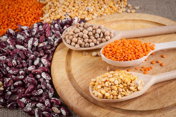 çok renkli slaytları fasulye, bezelye, nohut ve bir kaşık Mısır