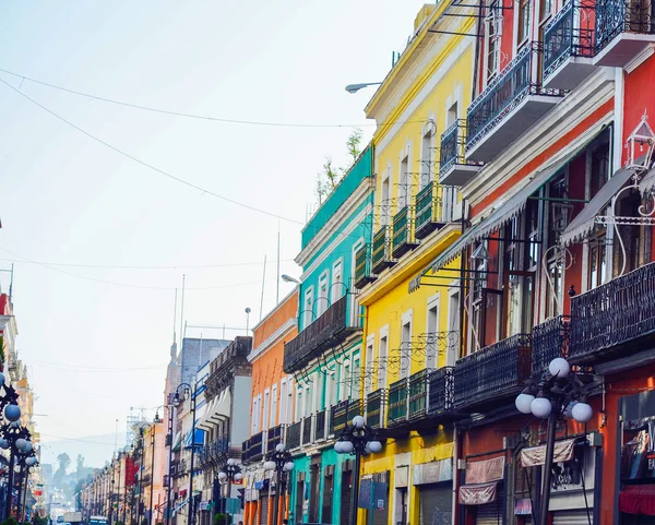 Edificios coloridos, ciudad de Puebla, México. 17 de mayo — Foto de Stock