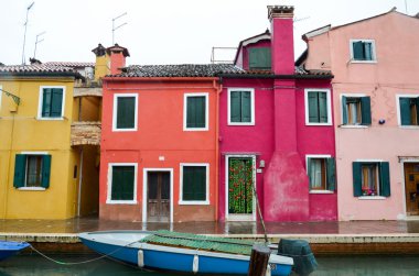 Yağmurlu bir günde renkli küçük evler Burano Adası, Venedik, İtalya. 3 Şubat 2016  