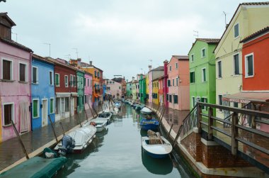 Yağmurlu bir günde renkli küçük evler Burano Adası, Venedik, İtalya. 3 Şubat 2016  