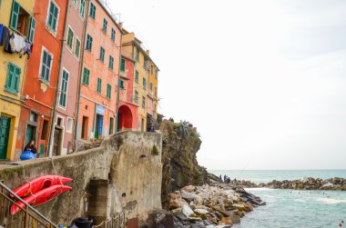 Panoramik Riomaggiore, beş ünlü renkli köylerinden, Cinque Terre'nin, La Spezia, İtalya