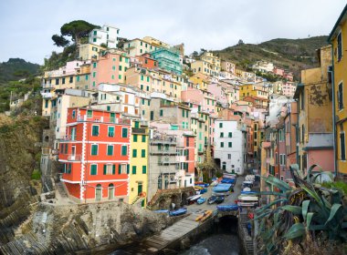 Panoramik Riomaggiore, beş ünlü renkli köylerinden, Cinque Terre'nin, La Spezia, İtalya