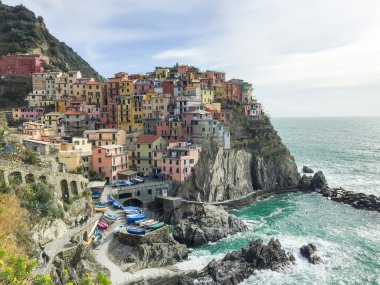 Deniz ve kara üzerinde dik kayalıklarla, Cinque Terre, İtalya arasında askıya Manarola, Unesco Dünya Mirası, renkli evleri