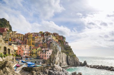 Deniz ve kara üzerinde dik kayalıklarla, Cinque Terre, İtalya arasında askıya Manarola, Unesco Dünya Mirası, renkli evleri