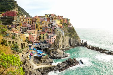 Deniz ve kara üzerinde dik kayalıklarla, Cinque Terre, İtalya arasında askıya Manarola, Unesco Dünya Mirası, renkli evleri