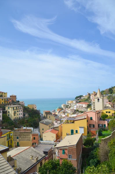 Színes házak, Manarola, a Unesco Világörökség része, a tenger és a föld a puszta sziklák, Cinque Terre, Olaszország — Stock Fotó