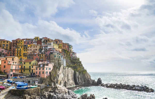 Colourful houses of Manarola, UNESCO World Heritage Site, suspended between sea and land on sheer cliffs, Cinque Terre, Italy — Stock Photo, Image