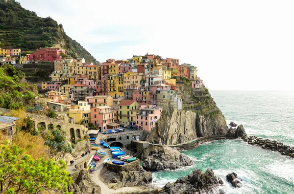 Deniz ve kara üzerinde dik kayalıklarla, Cinque Terre, İtalya arasında askıya Manarola, Unesco Dünya Mirası, renkli evleri