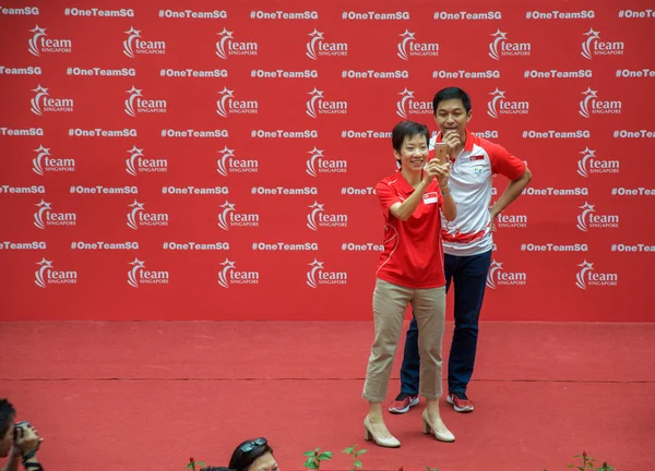 新加坡部长傅海延和谭传金等待新加坡首位奥运金牌得主约瑟夫·塞里森抵达莱佛士市，这是他胜利游行的最后一站。2016 年 8 月 18 日 — 图库照片