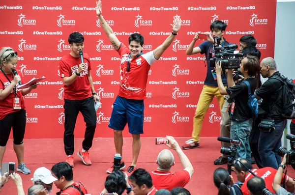 新加坡首位奥运金牌得主约瑟夫·西森在莱佛士市向球迷们致意，这是他胜利大游行的一部分。2016 年 8 月 18 日 — 图库照片
