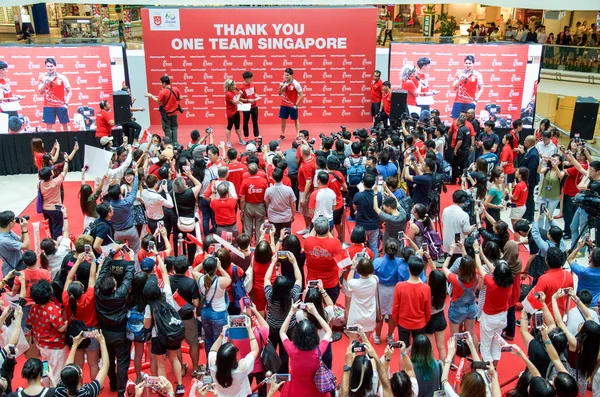 新加坡首位奥运金牌得主约瑟夫·西森在莱佛士市向球迷们致意，这是他胜利大游行的一部分。2016 年 8 月 18 日 — 图库照片