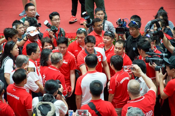 约瑟夫·塞森，新加坡首位奥运金牌得主，在新加坡各地参加胜利游行。2016 年 8 月 — 图库照片