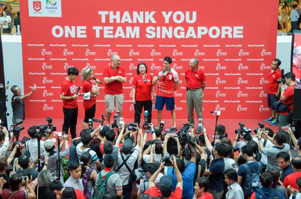 约瑟夫·塞森，新加坡首位奥运金牌得主，在新加坡各地参加胜利游行。2016年8月18日 — 图库照片