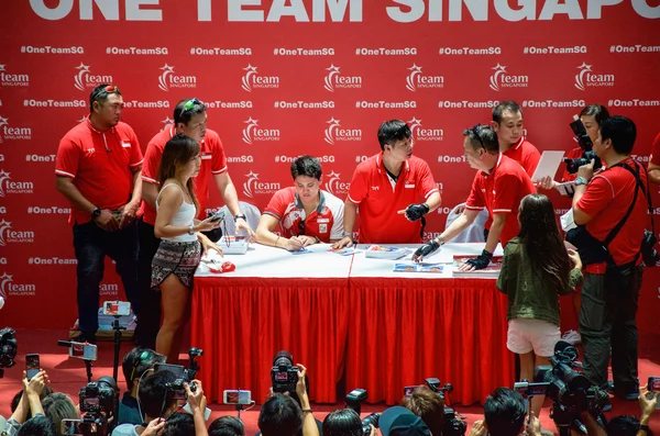 新加坡首位奥运金牌得主约瑟夫·西森在莱佛士市签名，这是他在新加坡各地举行的胜利游行的一部分。2016 年 8 月 18 日 — 图库照片