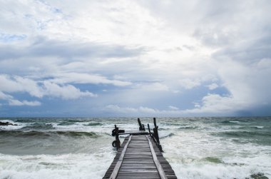 Eski ahşap iskele rüzgarlı bir akşam, Koh Rong Saleom, Kamboçya ile boş plaj 