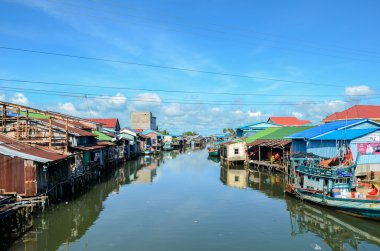 CAMBODIA, 8 EYLÜL 2015 - Andoung Tuek köyündeki Preak Piphot nehrinin kıyısındaki evlerde