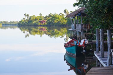 CAMBODIA, 8 EYLÜL 2015 - Andoung Tuek köyündeki Preak Piphot nehrinin kıyısındaki evlerde