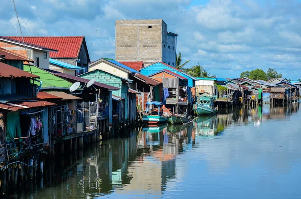 Casas sobre pilotes. Kota Kinabalu, Sabah, Malasia. — Foto de stock
