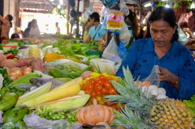 Siem Reap, Kamboçya, 5 Eylül 2015: Yerel olarak yetiştirilen ürünlerle taze gıda pazarı