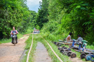 Battambang, Kamboçya, 5 Eylül 2015: Kamboçya'nın bambu trenine binmek