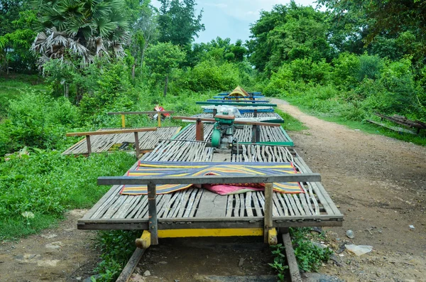 Battambang, Kamboçya, 5 Eylül 2015: Kamboçya'nın bambu trenine binmek
