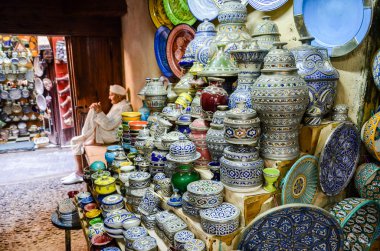 Fez, Fas, Mayıs 31, 2012- Seramik Fez Medine satışa görüntülenir, Fas