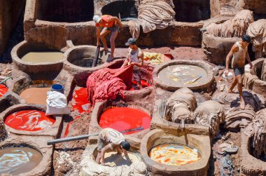 Fez, Fas, Mayıs 31, 2012- Fez medine Chouwara Tabakhane İşçi