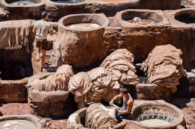 Fez, Fas, Mayıs 31, 2012- Fez medine Chouwara Tabakhane İşçi