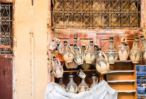Keramik zum Verkauf in der Medina von Fez, Marokko — Stockfoto